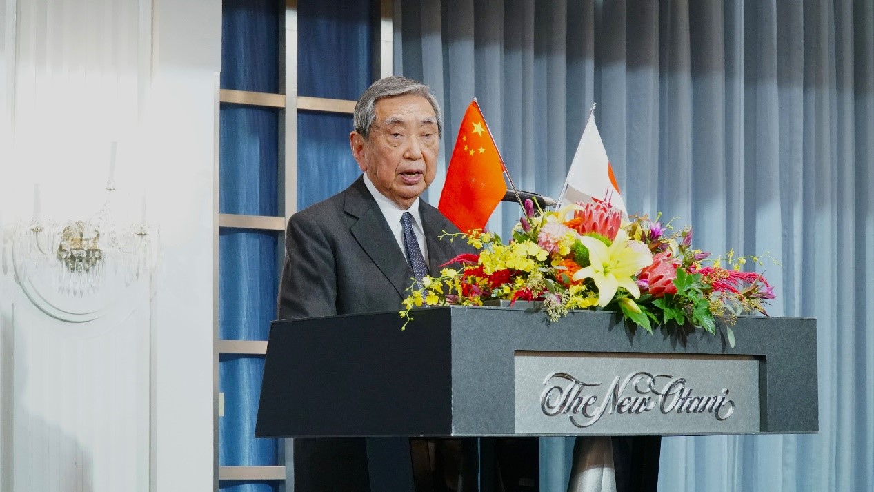 挨拶する日本国際貿易促進協会の河野洋平会長（撮影・蒋暁辰）