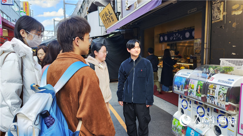 フィールドワークの案内をする高橋健さん（撮影・蒋暁辰）。