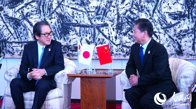 会談する張副会長と石毛事務総長。（撮影・蒋暁辰）