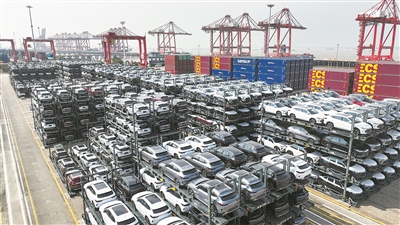 江蘇省太倉港国際コンテナ埠頭で、専用フレーム輸送方法により輸出されようとする新エネ車。（撮影・計海新）