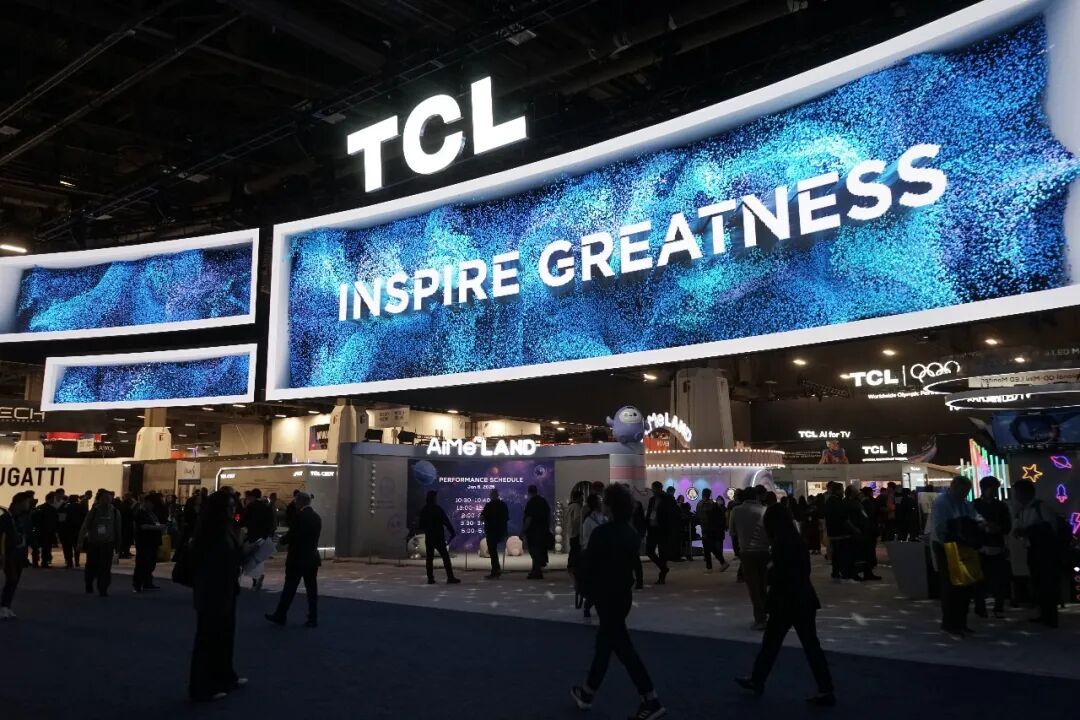 2026年、米ラスベガスでのCESで多くの来場者を集めたTCLの展示ブース（撮影・曾慧）